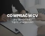 Ręce przeglądają CV, szukając inspiracji, co wpisać w CV, aby się wyróżnić. Przykłady najlepszych umiejętności.